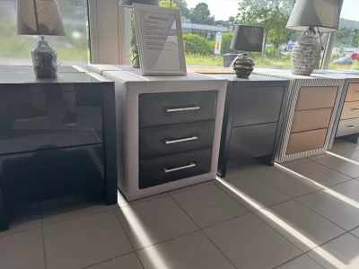 Abverkauf Nachttische und Truhen